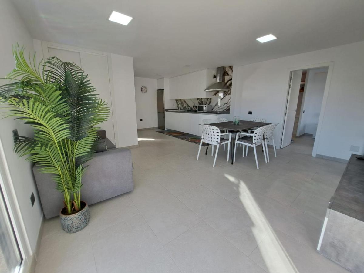 Newly Reformed 2 Bedroom Apartment In The Center Of Los Cristianos 洛斯克里斯蒂亚诺斯 外观 照片